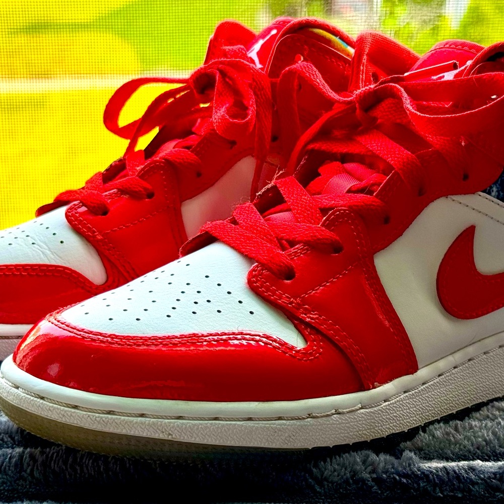Nike AIR JORDAN RETRO 1 BARCELONA Red and White Sneakers size 5.5 excellent con
